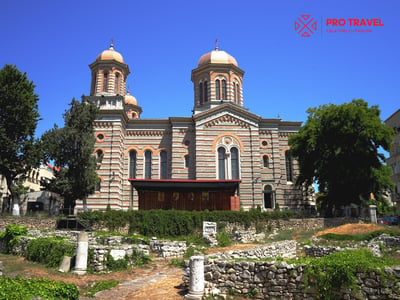 Catedrala din Constanța, unul dintre principalele obiective turistice de pe litoralul românesc
