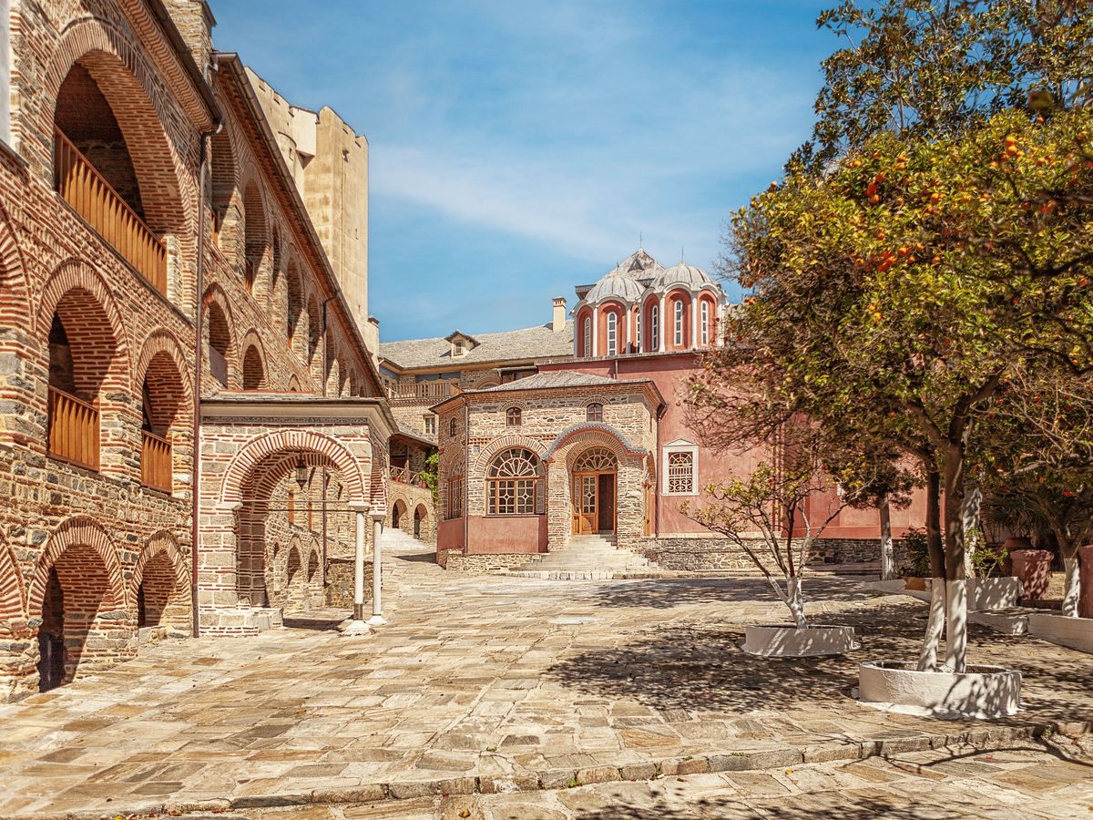 Curtea pavată a unei mănăstiri de pe Muntele Athos