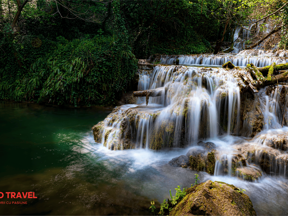 Cascadele Krushuna în trepte, într-o pădure din Bulgaria