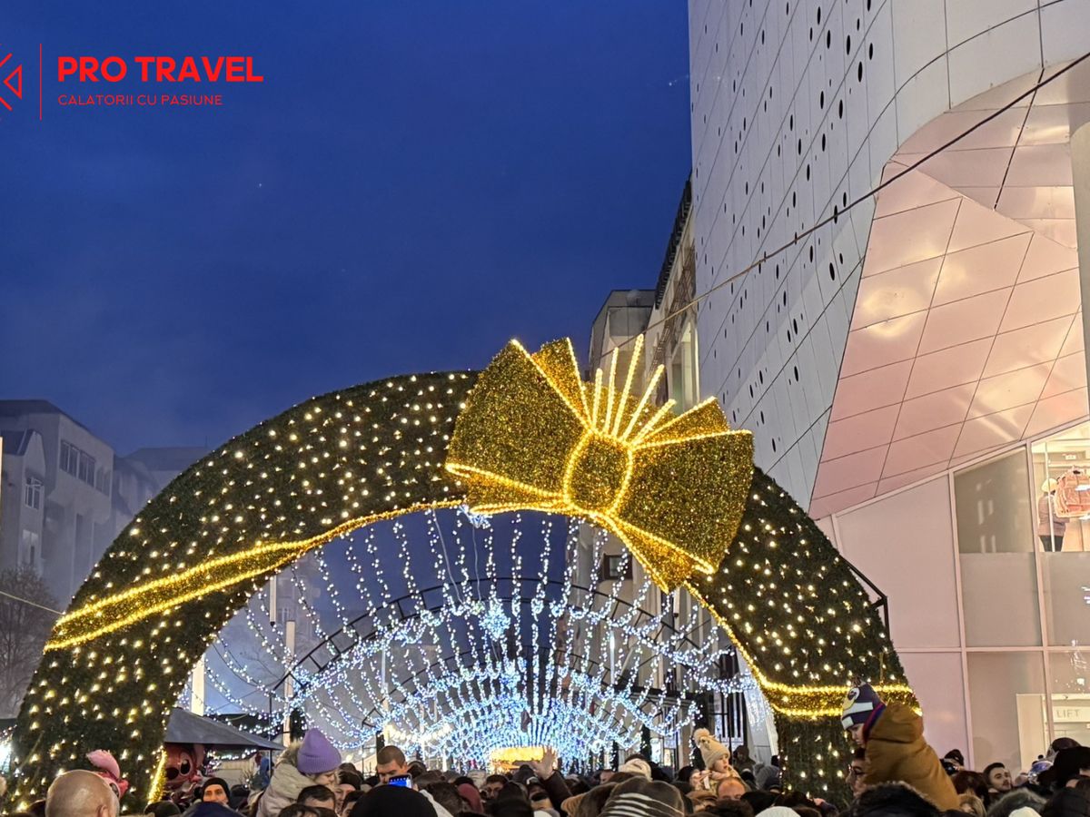 Arcadă luminată în formă de cadou, la Târgul de Crăciun din Craiova