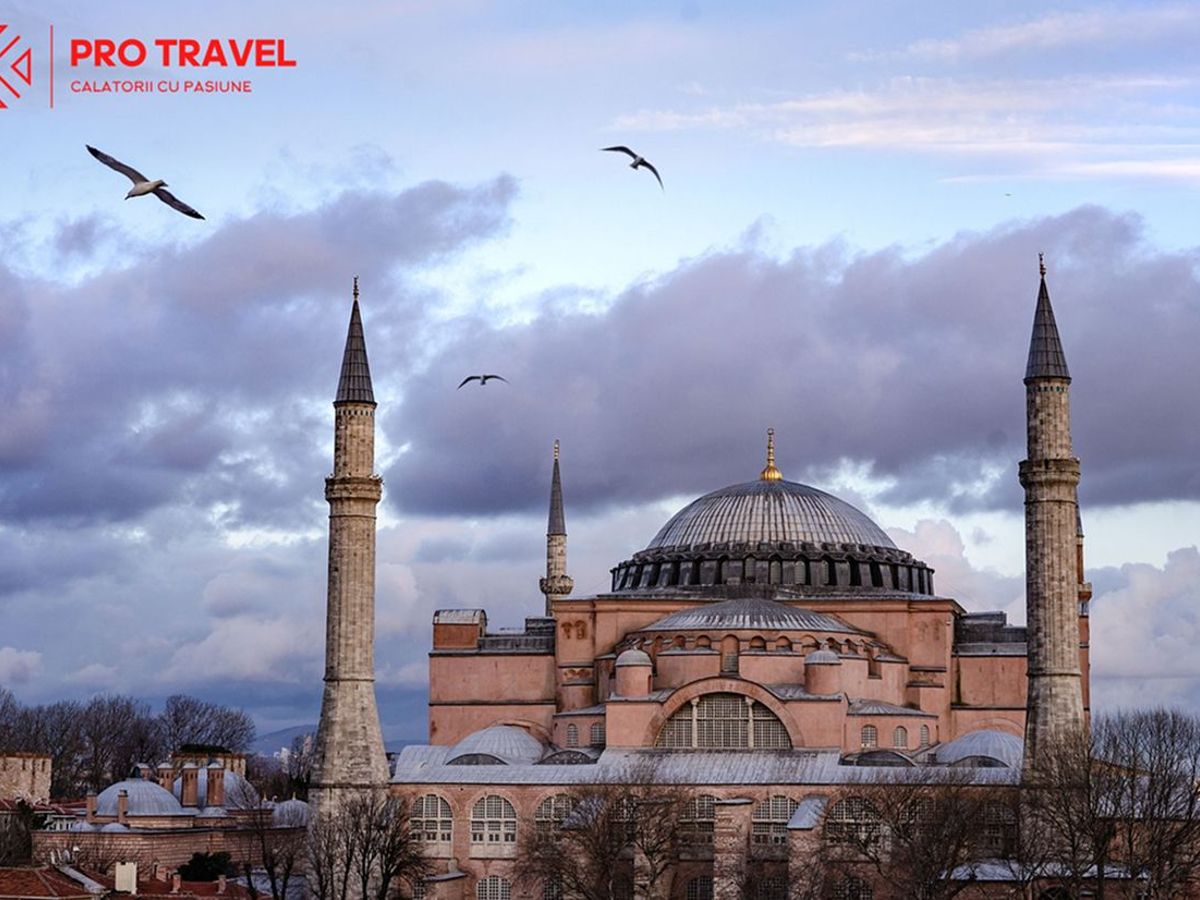 Hagia Sofia sub un cer înnorat, cu pescăruși