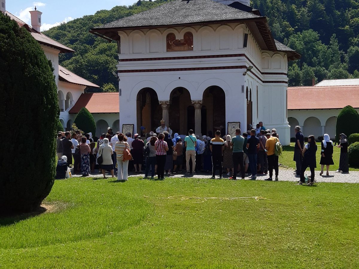 Pelerini în curtea Mănăstirii Prislop