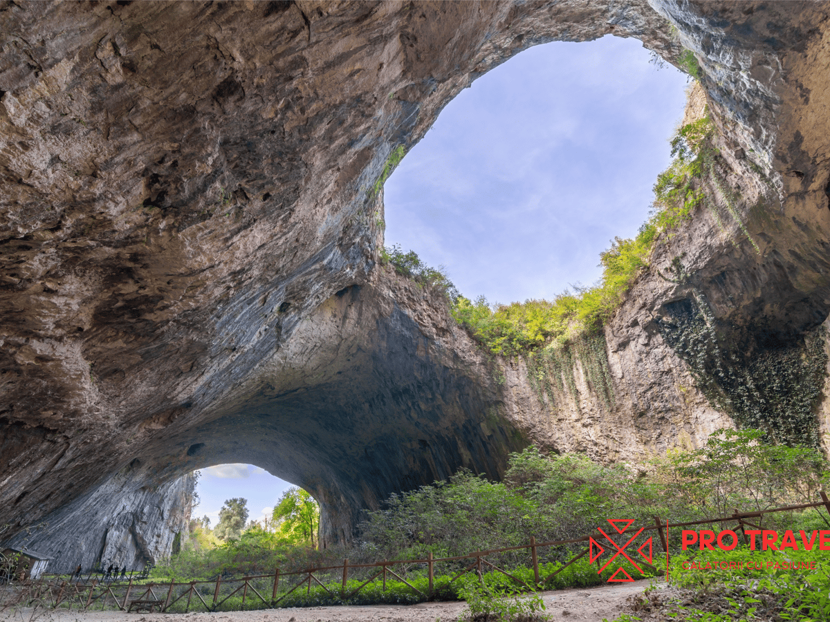 Deschiderile din tavanul Peșterii Devetashka, Bulgaria