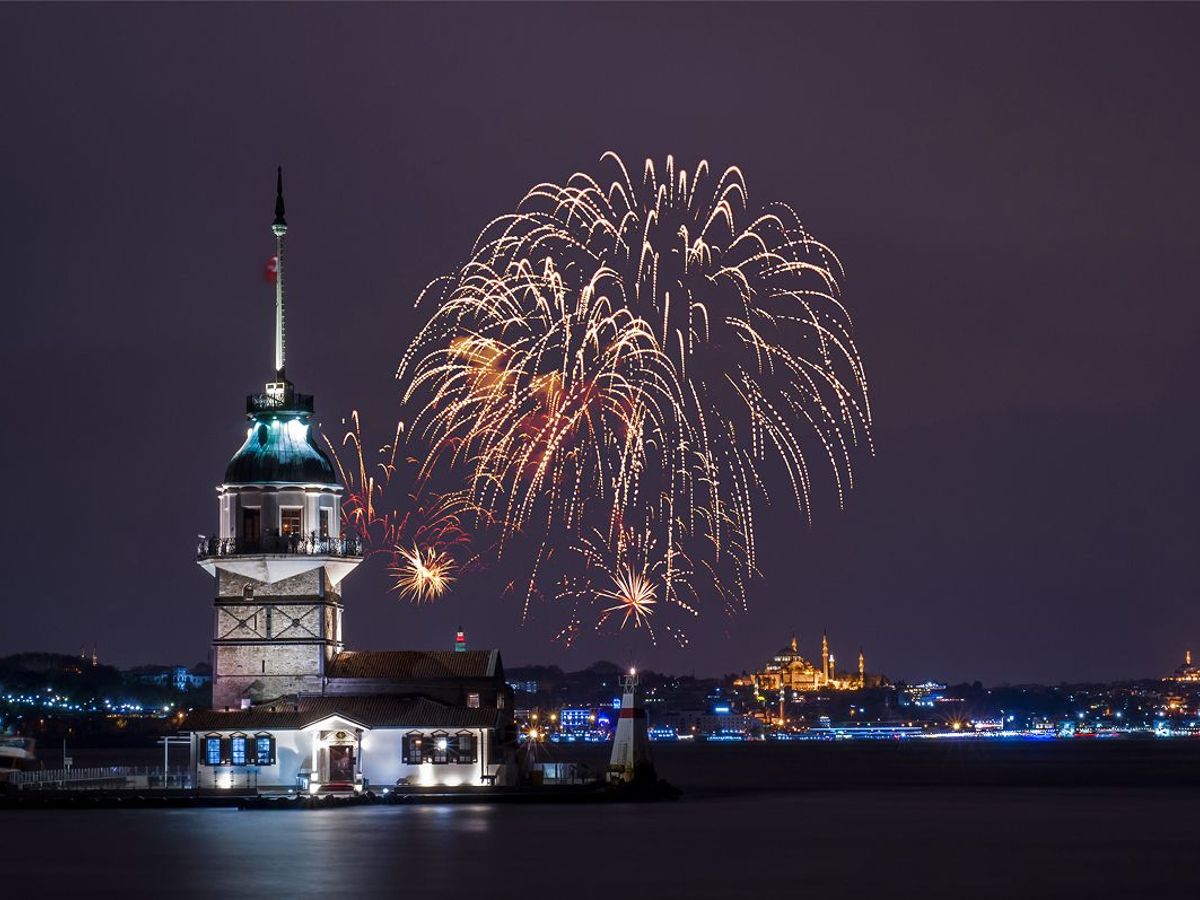 Artificii de Revelion lângă Turnul Fecioarei, Istanbul