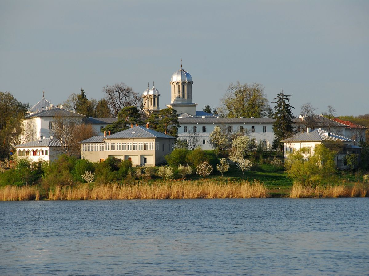 Mănăstire pe malul unui lac, primăvara