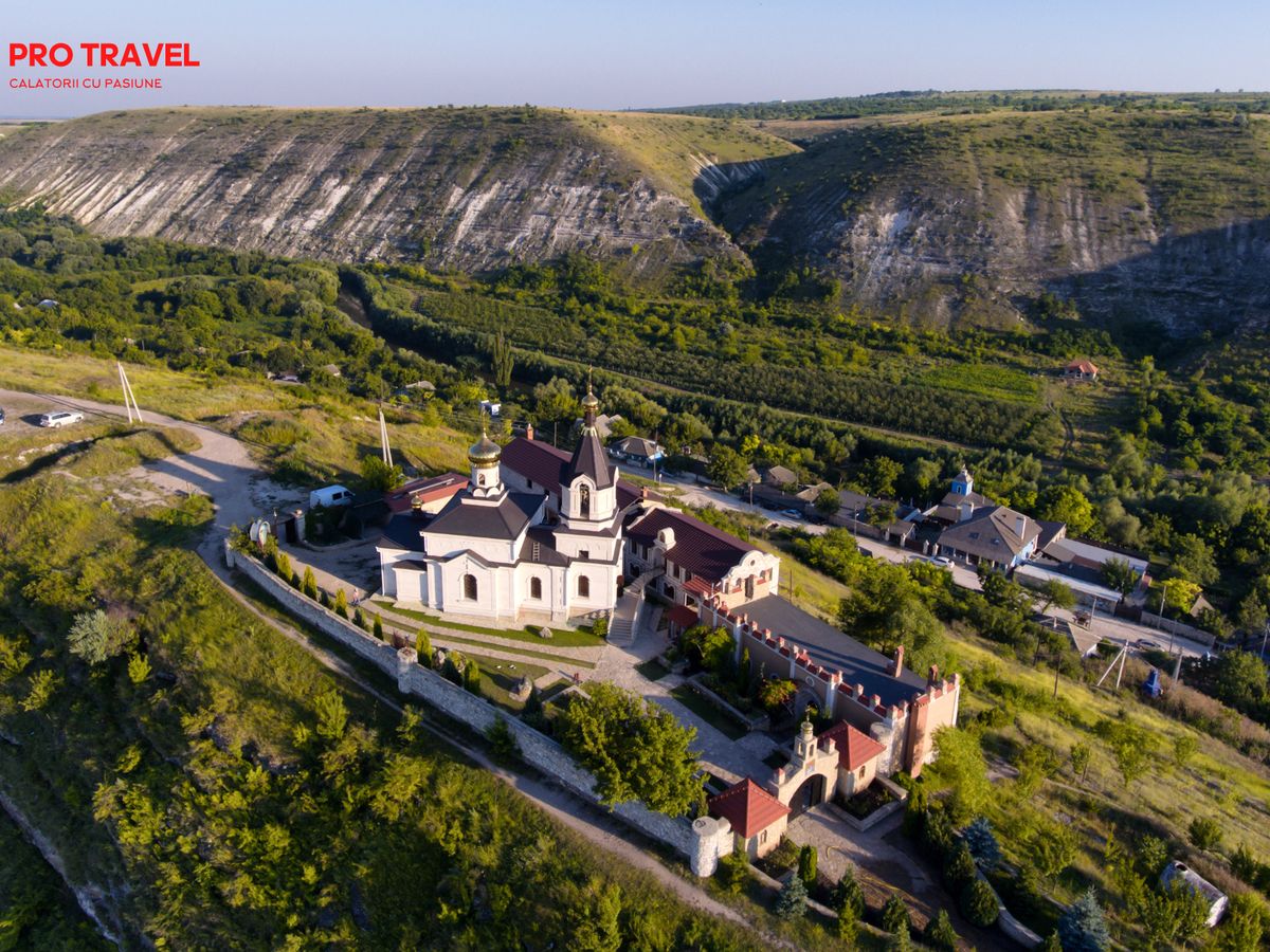 Mănăstirea din Orheiul Vechi, pe dealurile de deasupra Răutului