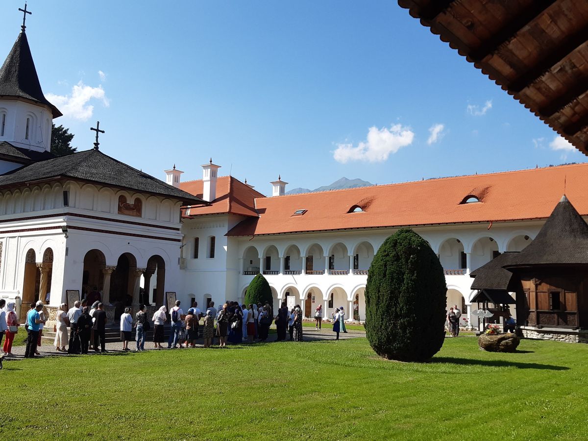 Curtea Mănăstirii Prislop, cu pelerini așteptând
