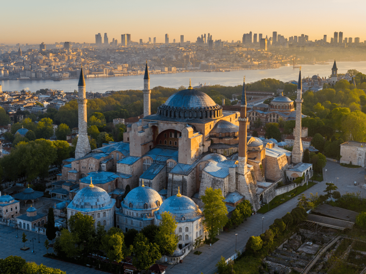 Hagia Sofia și orașul vechi al Istanbulului văzute de sus, la apus