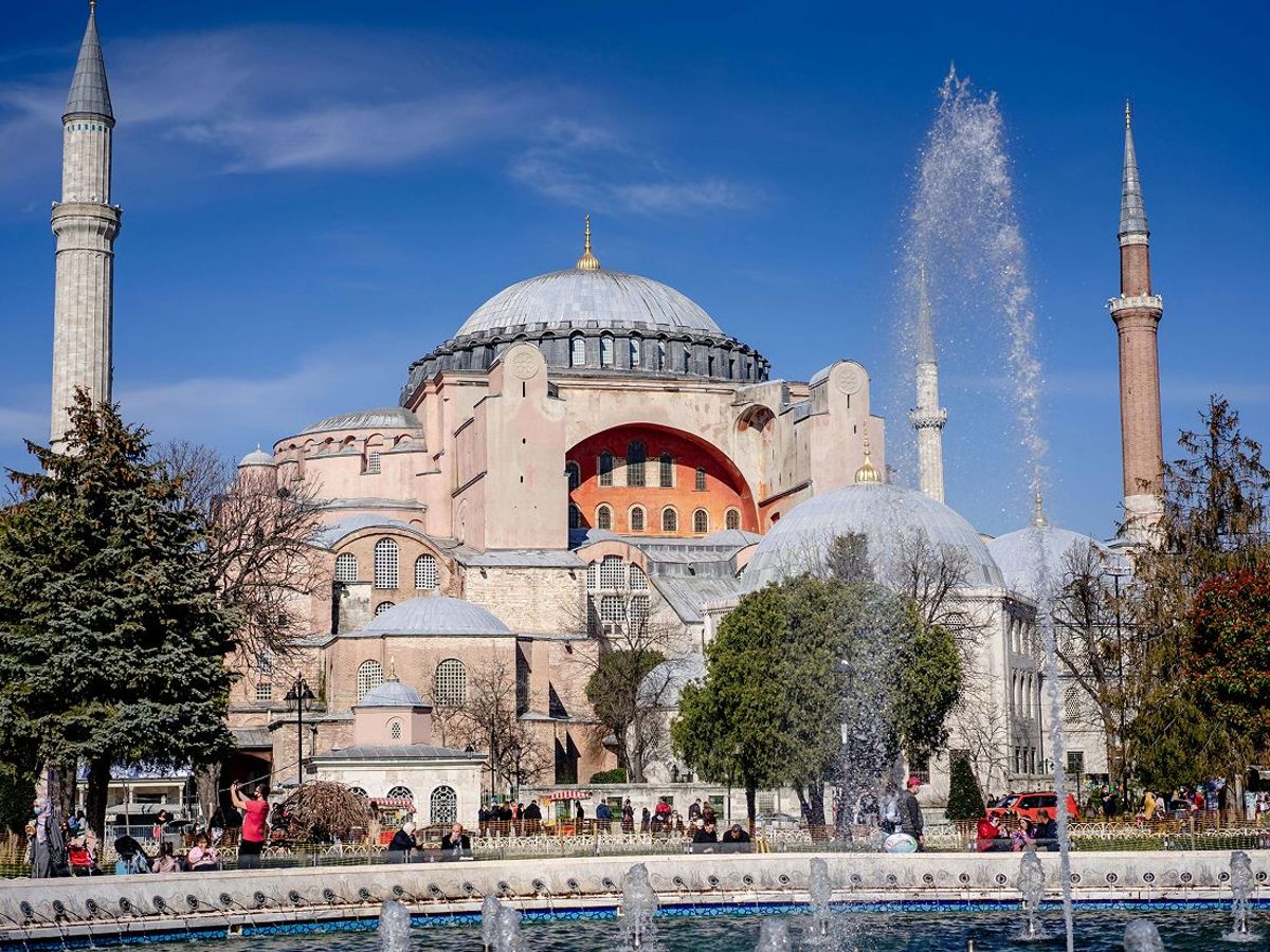 Hagia Sofia și fântâna din fața ei, Istanbul