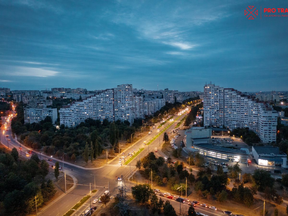Bulevard din Chișinău luminat seara