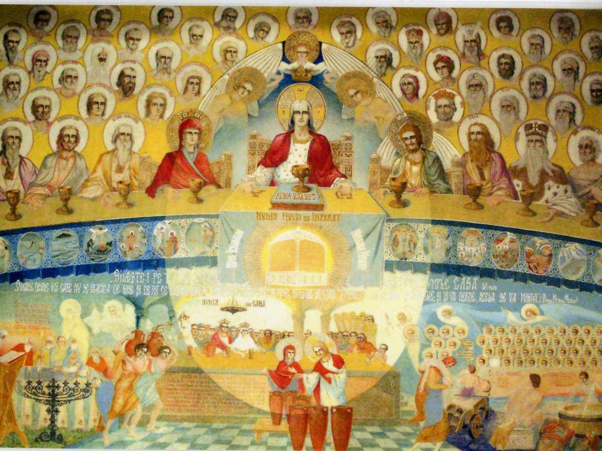 Pictură murală cu sfinți într-o biserică