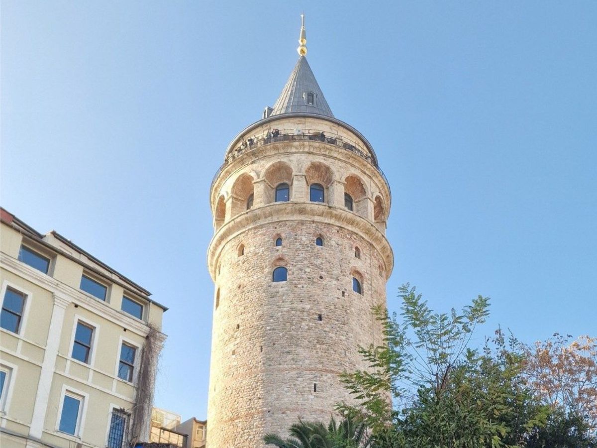Turnul Galata sub cerul albastru, Istanbul