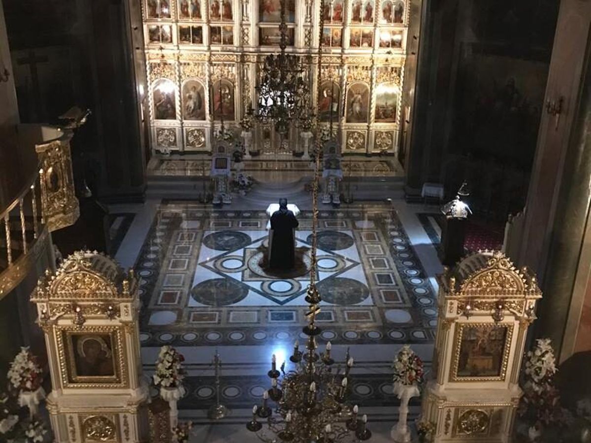 Interiorul bisericii Mănăstirii Ghighiu, cu iconostasul