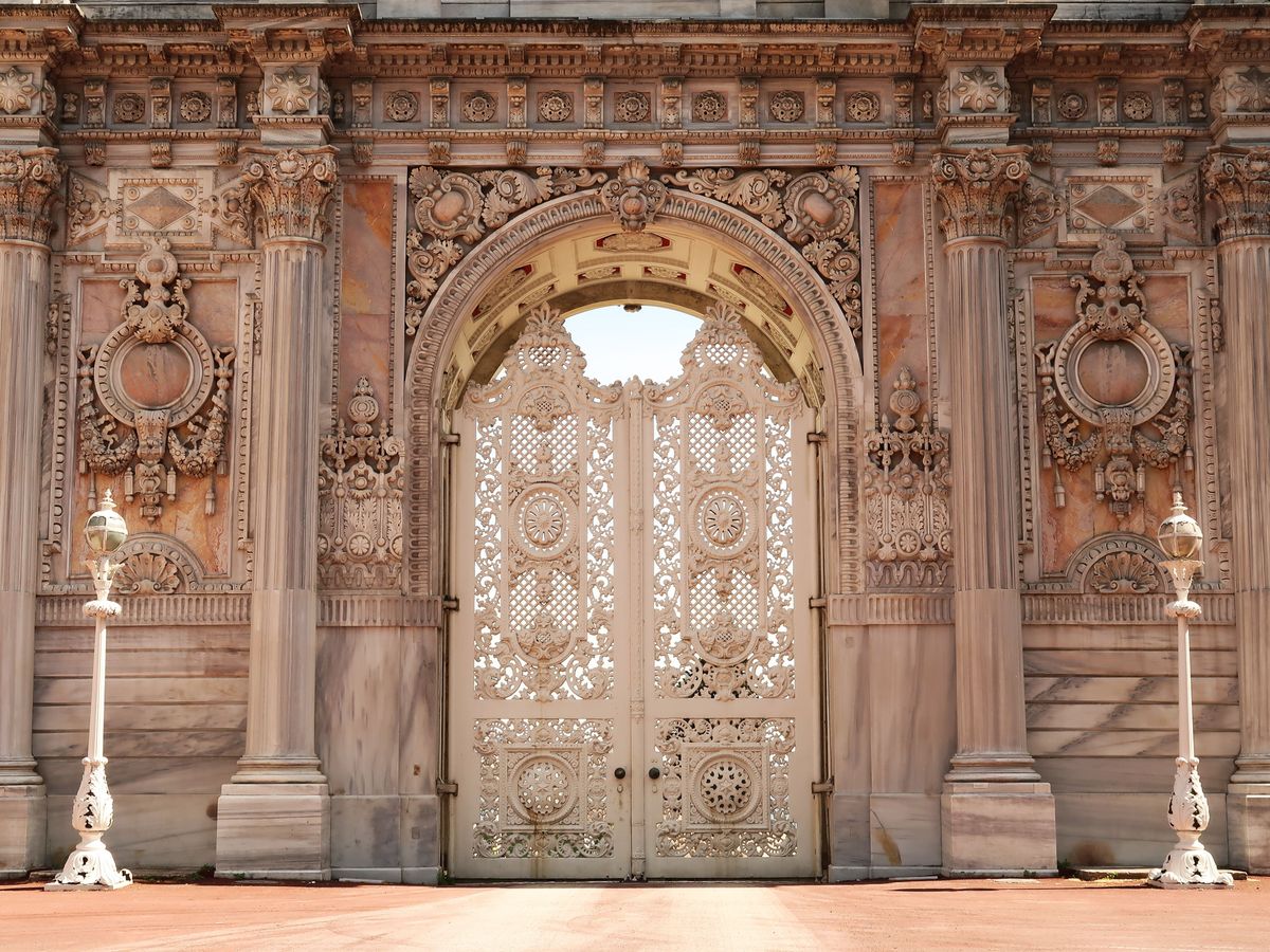 Poarta ornamentată a Palatului Dolmabahçe din Istanbul