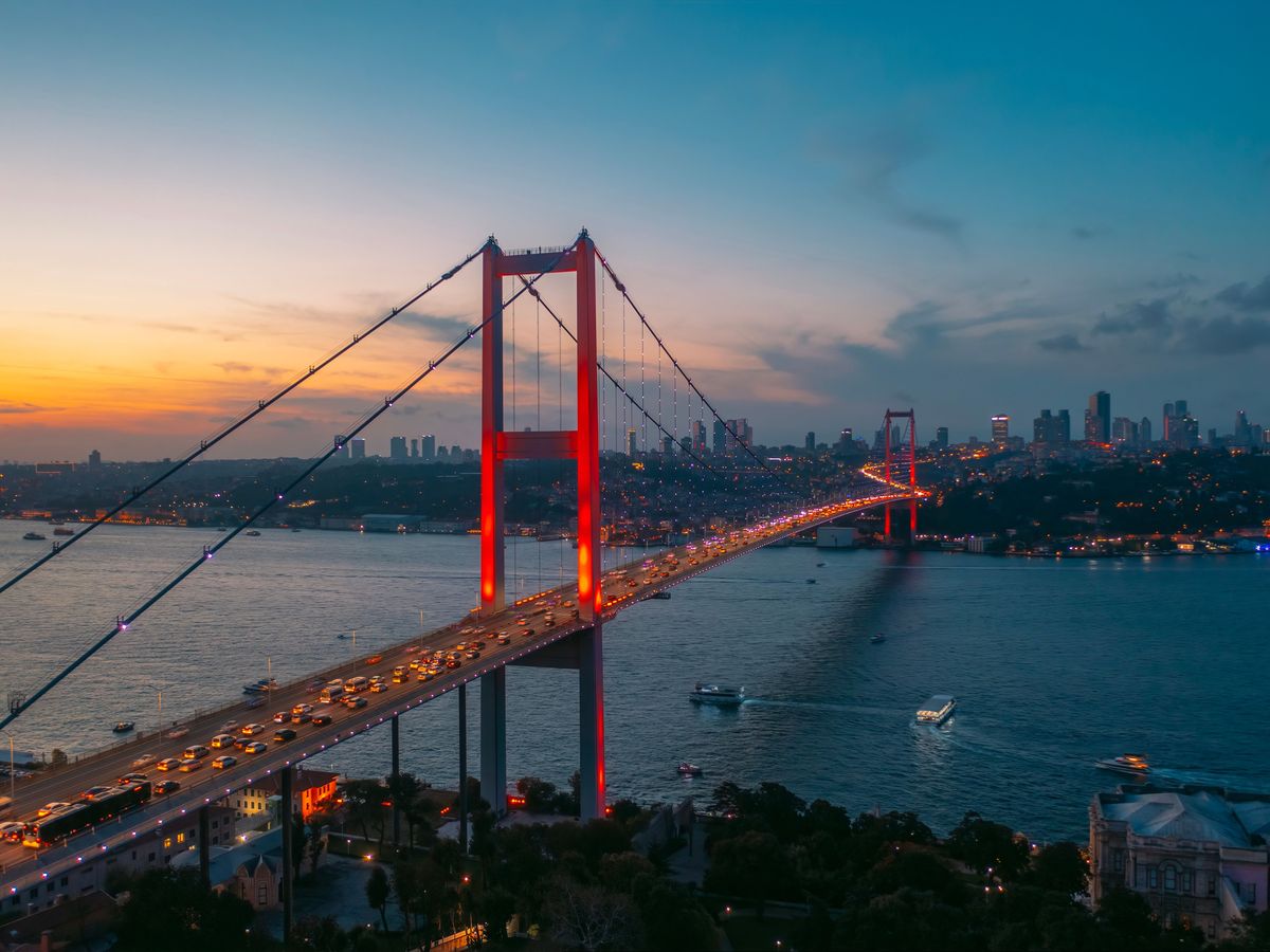 Podul peste Bosfor luminat la apus, Istanbul