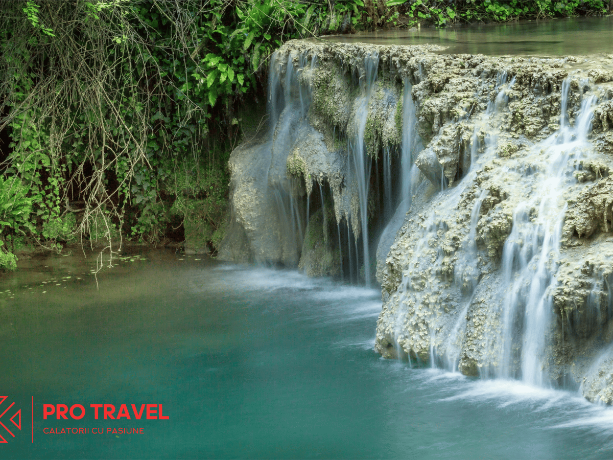 Apa turcoaz la baza cascadelor Krushuna, Bulgaria