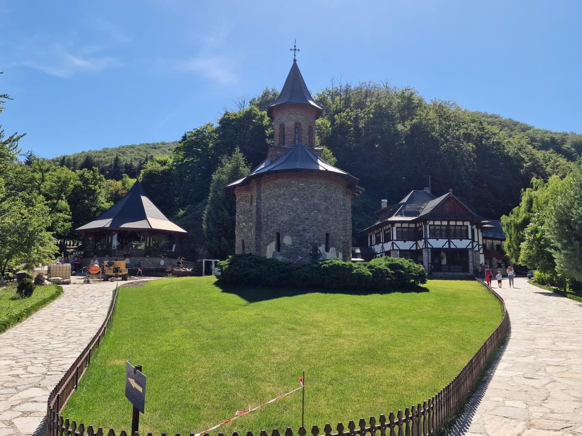 Biserica Mănăstirii Prislop și aleea din fața ei