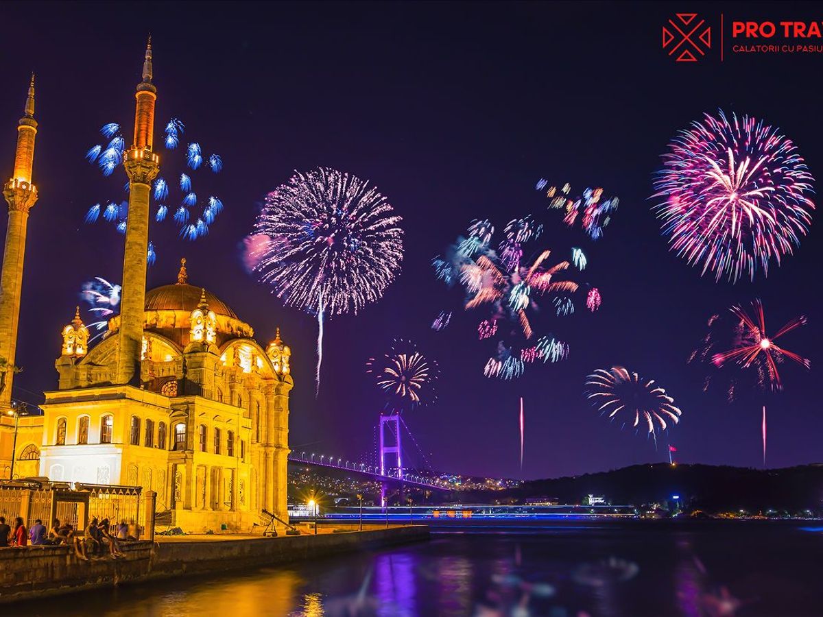 Artificii de Revelion deasupra Moscheii Ortaköy și a Bosforului