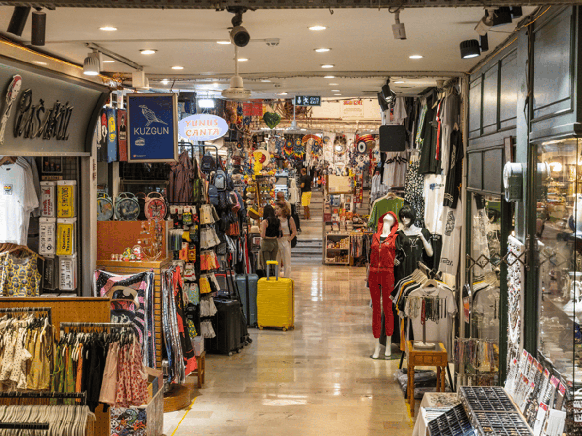 Magazine pe strada Istiklal din Istanbul