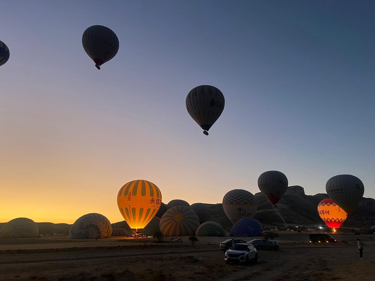 Baloane cu aer cald pregătite de decolare în zori, Cappadocia