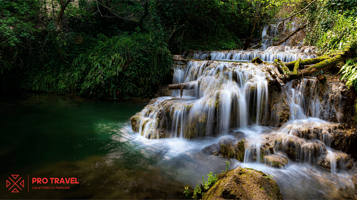 Cascadele Krushuna în trepte, într-o pădure din Bulgaria