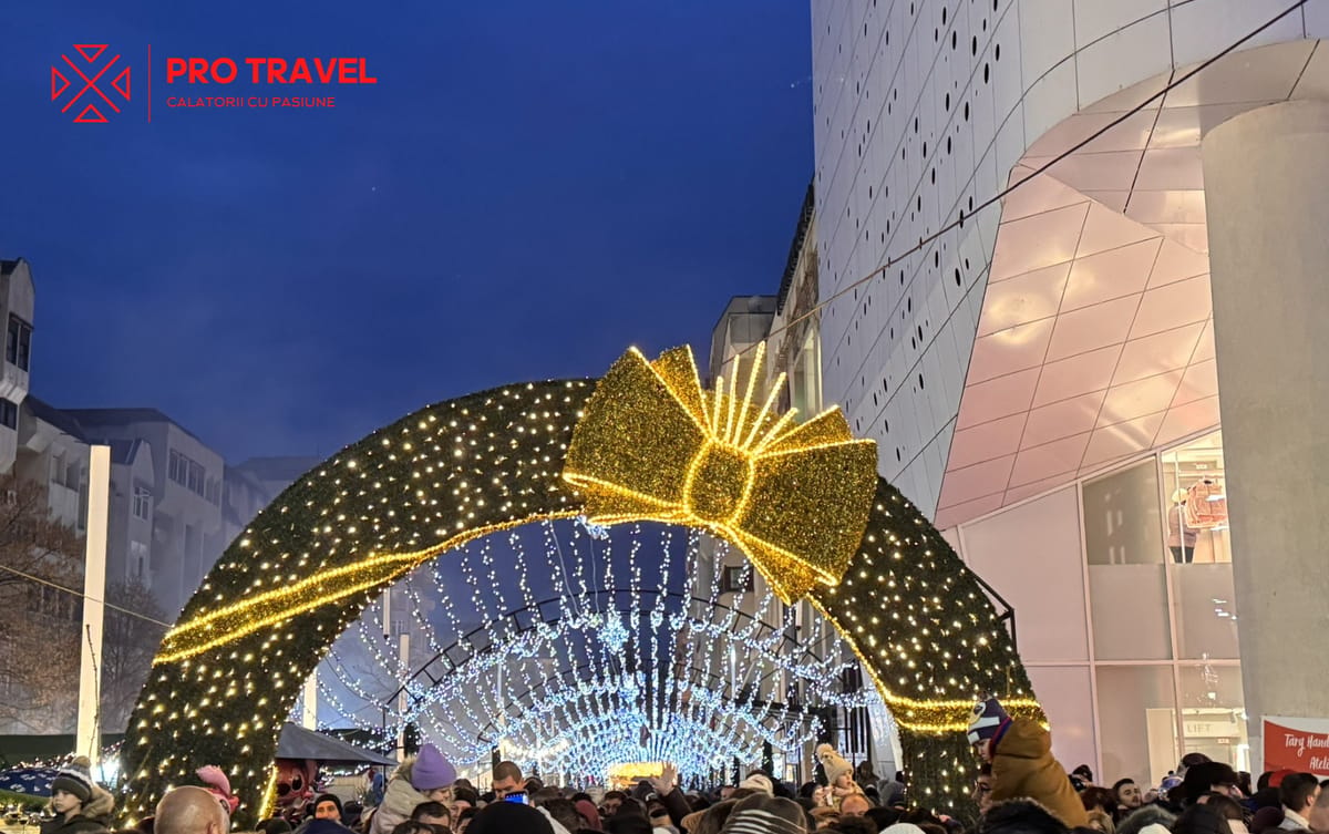 Arcadă luminată în formă de cadou, la Târgul de Crăciun din Craiova