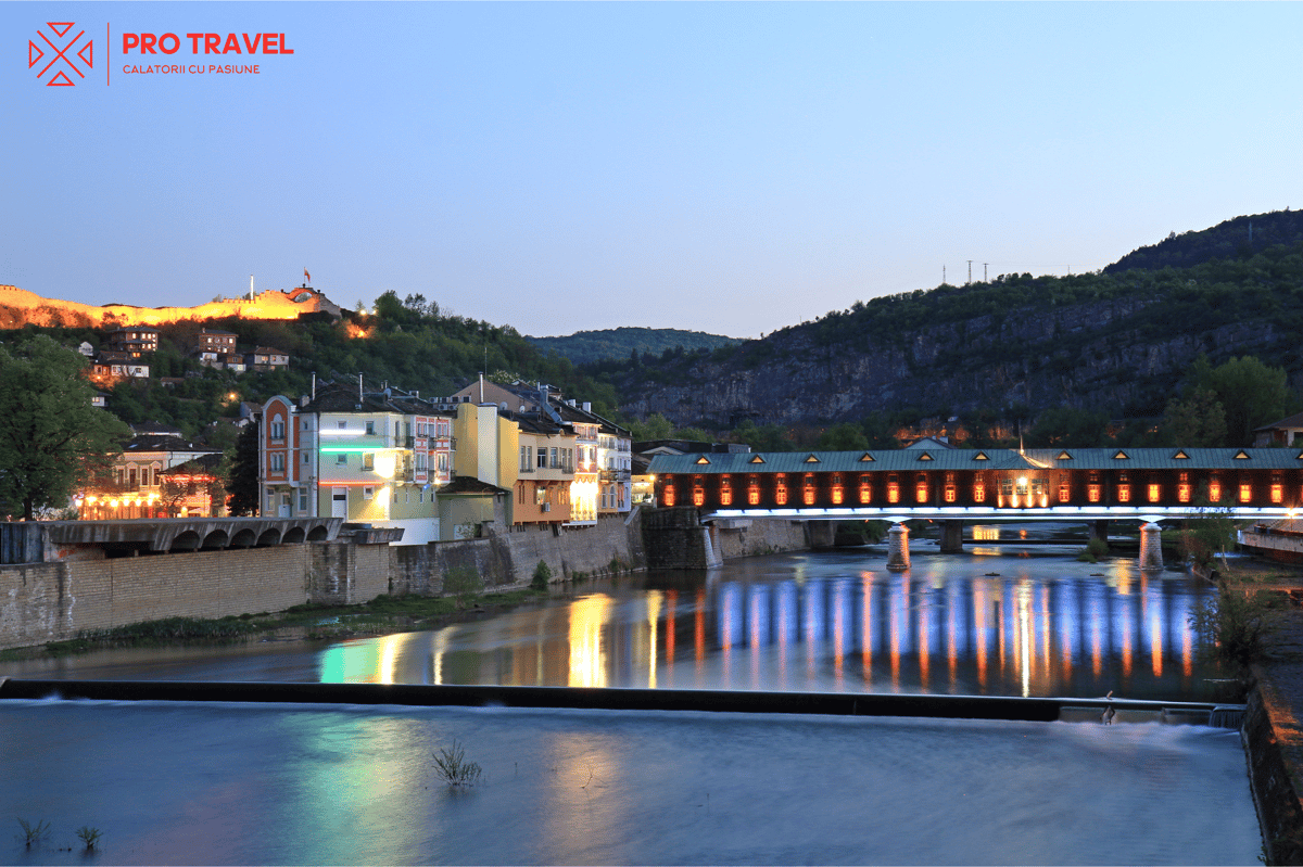 Podul acoperit din Lovech și orașul luminat seara, Bulgaria
