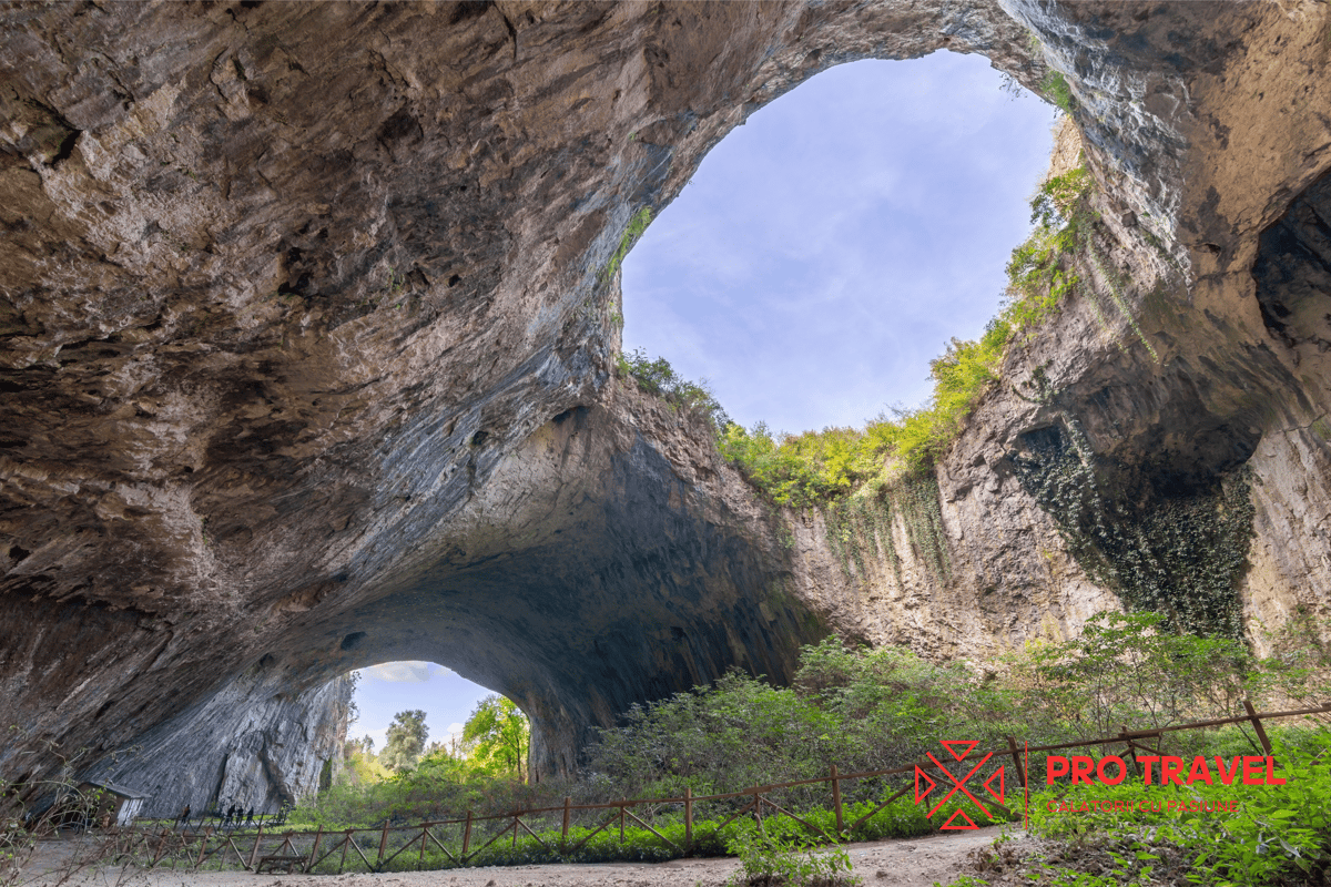 Deschiderile din tavanul Peșterii Devetashka, Bulgaria