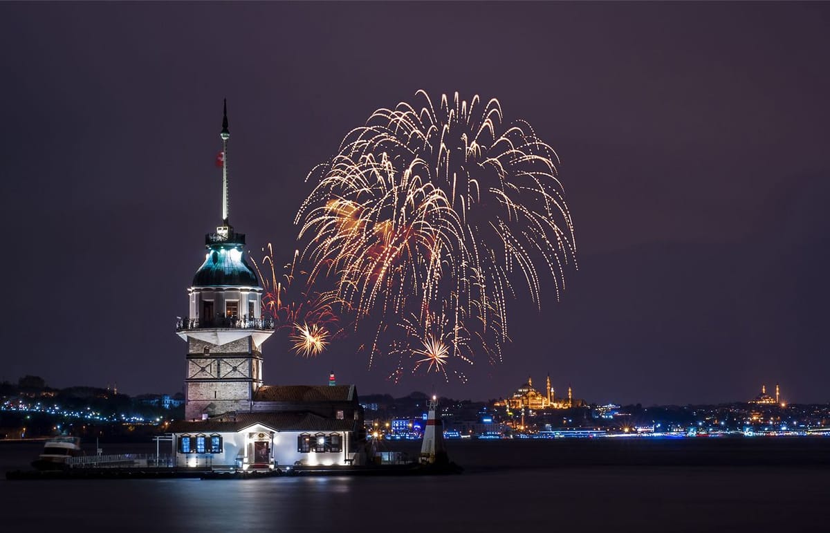 Artificii de Revelion lângă Turnul Fecioarei, Istanbul