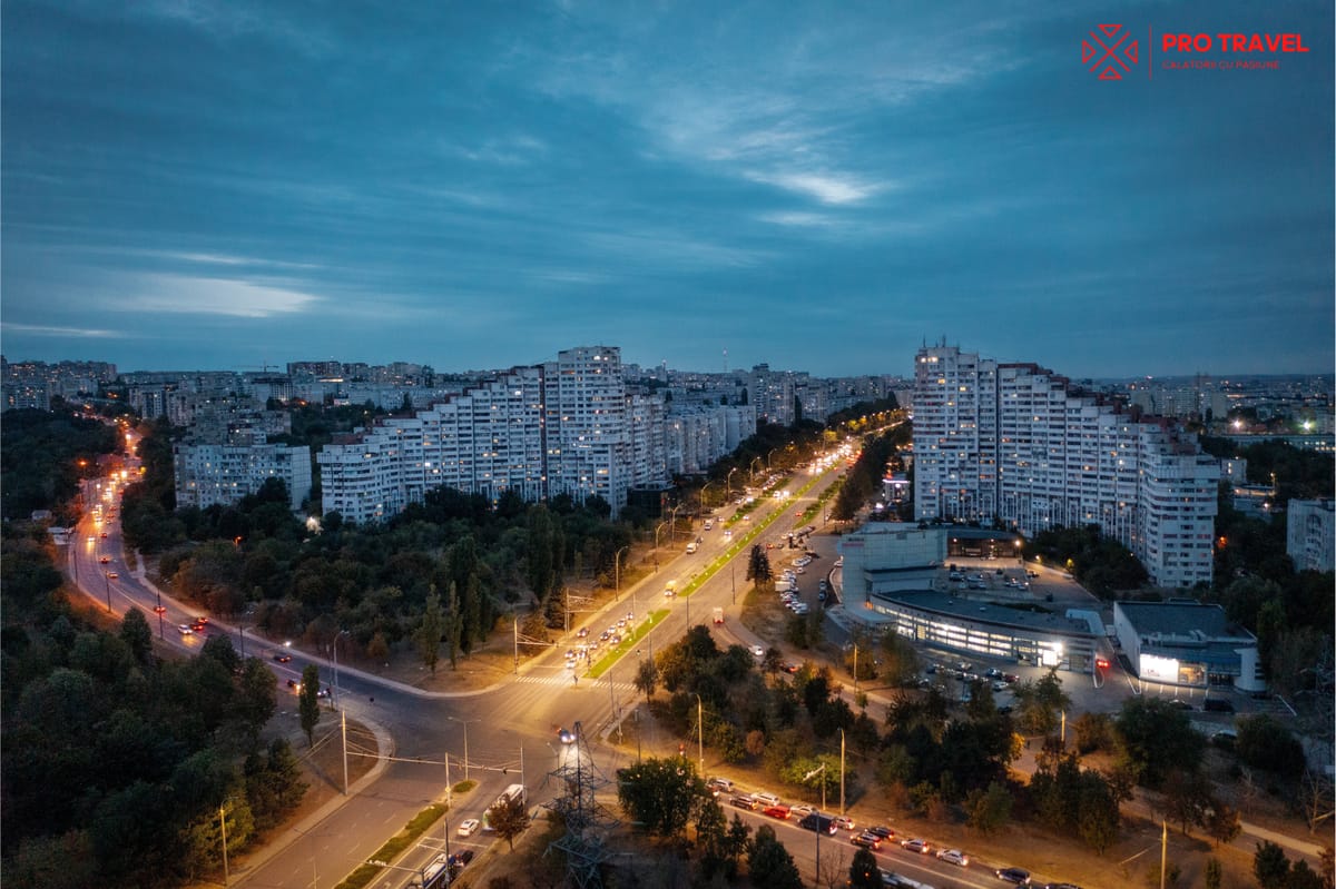 Bulevard din Chișinău luminat seara