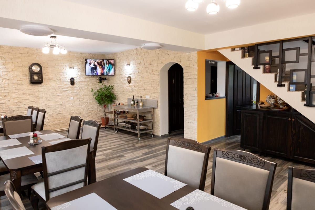Sala de mese și scara interioară a Casei Stejarul lui Andrei