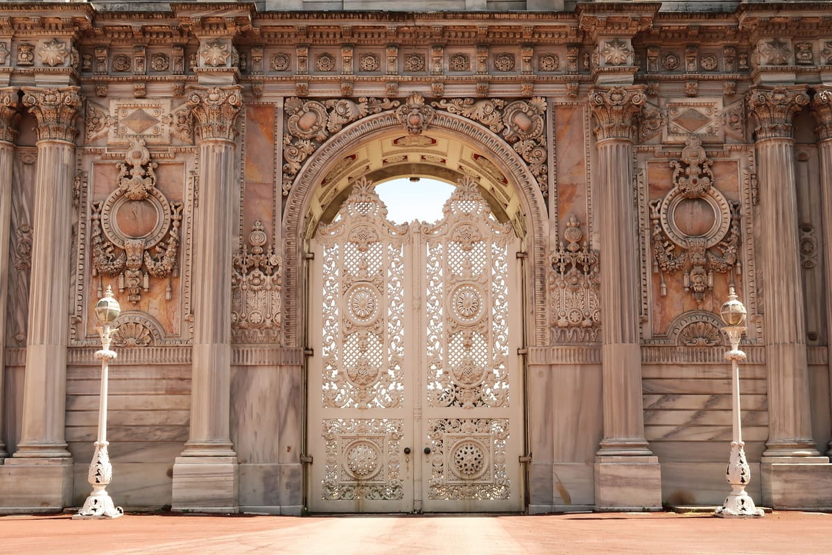 Poarta ornamentată a Palatului Dolmabahçe din Istanbul