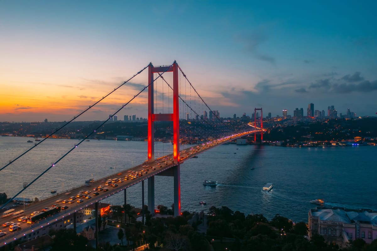 Podul peste Bosfor luminat la apus, Istanbul