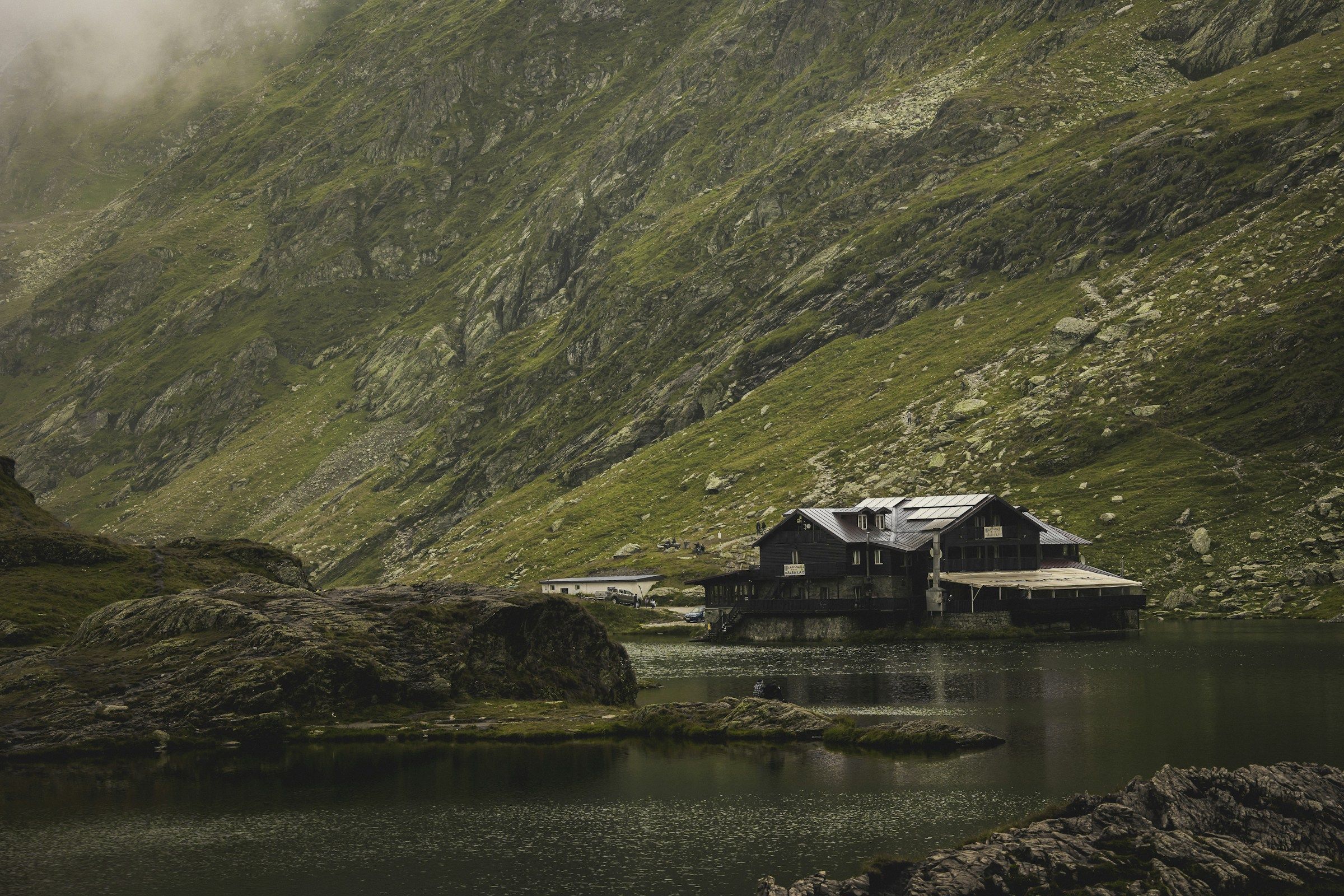 Lacul Bâlea și peisaj montan pe Transfăgărășan