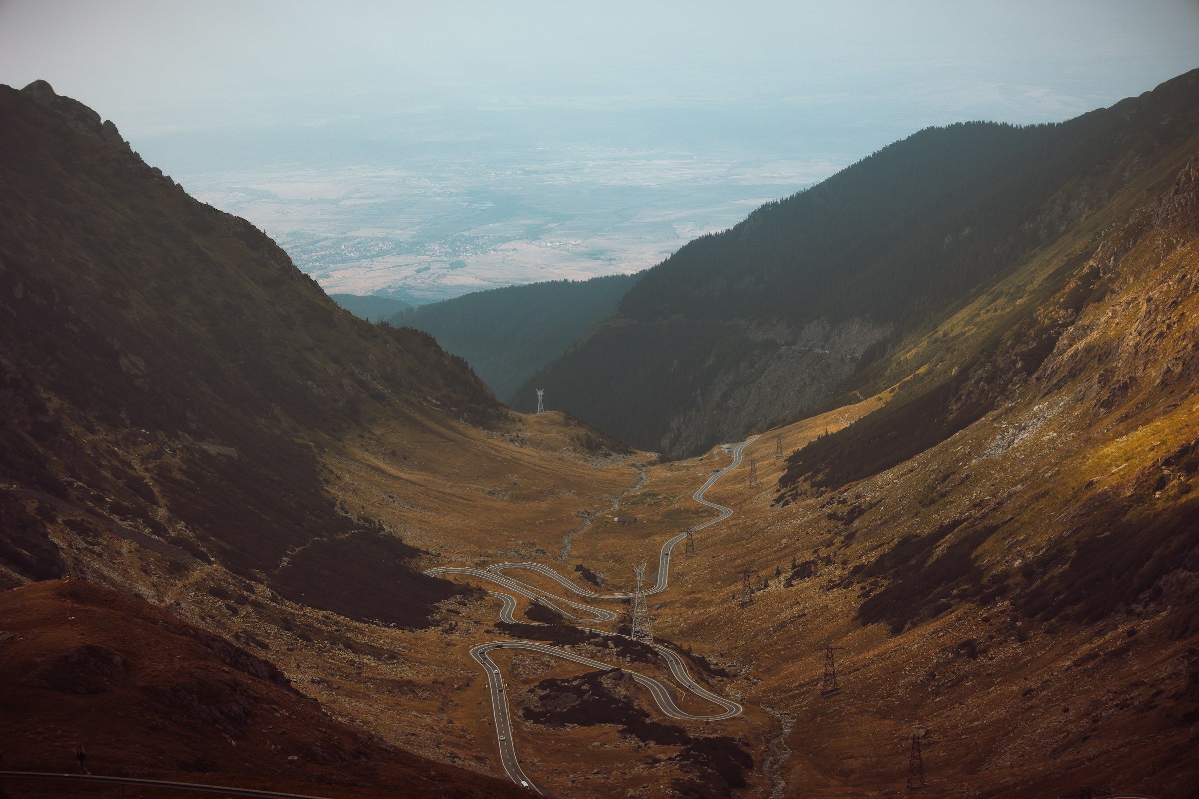 Șosea montană pe Transfăgărășan, între versanți