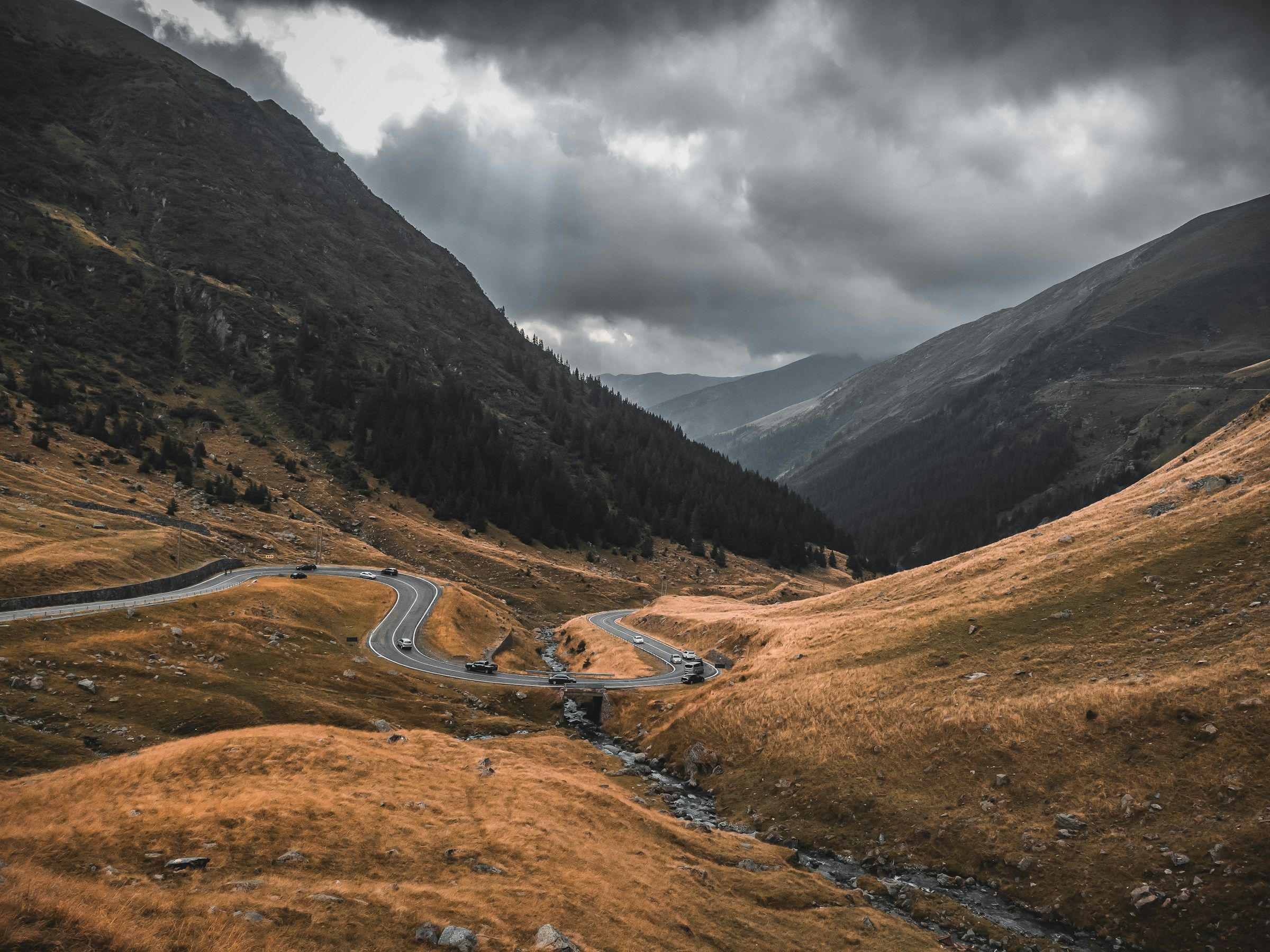 Drumul Transfăgărășan șerpuind prin valea montană