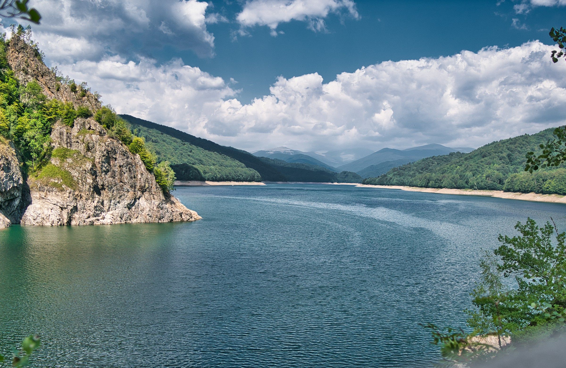 Barajul Vidraru și lacul Vidraru într-o zi însorită, pe traseul Transfăgărășan