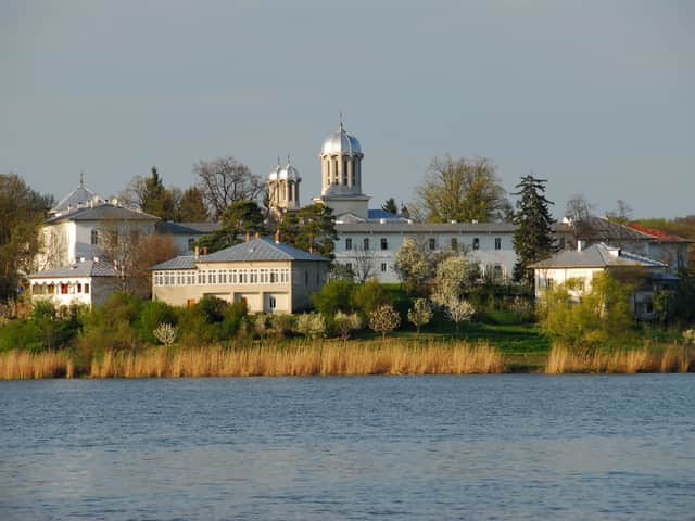 Mănăstire pe malul unui lac, primăvara