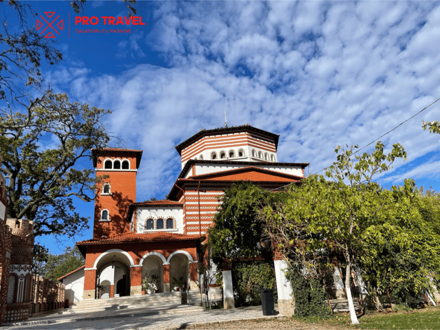 Clădirea din cărămidă a Mănăstirii Pantocrator, între copaci
