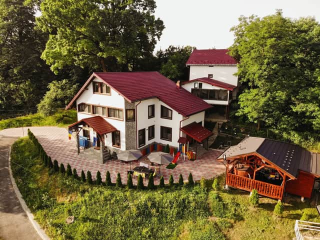 Casa Stejarul lui Andrei și foișorul din curte