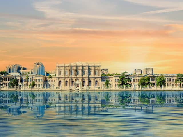 Palatul Dolmabahçe pe malul Bosforului, la apus