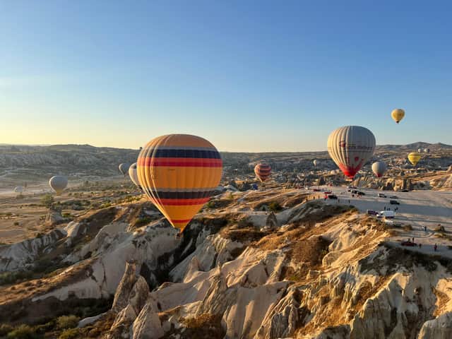 Baloane cu aer cald deasupra văilor din Cappadocia