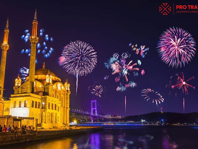 Artificii de Revelion deasupra Moscheii Ortaköy și a Bosforului