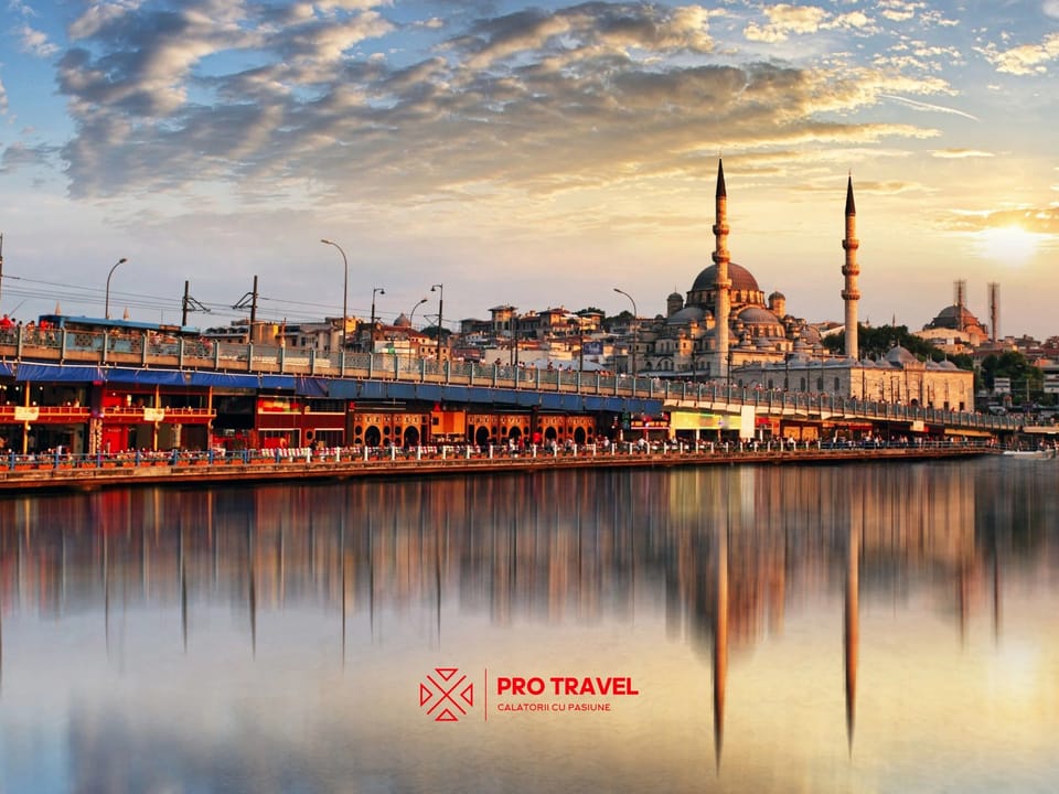 Podul Galata și Moscheea Nouă (Yeni Cami) reflectate în Cornul de Aur