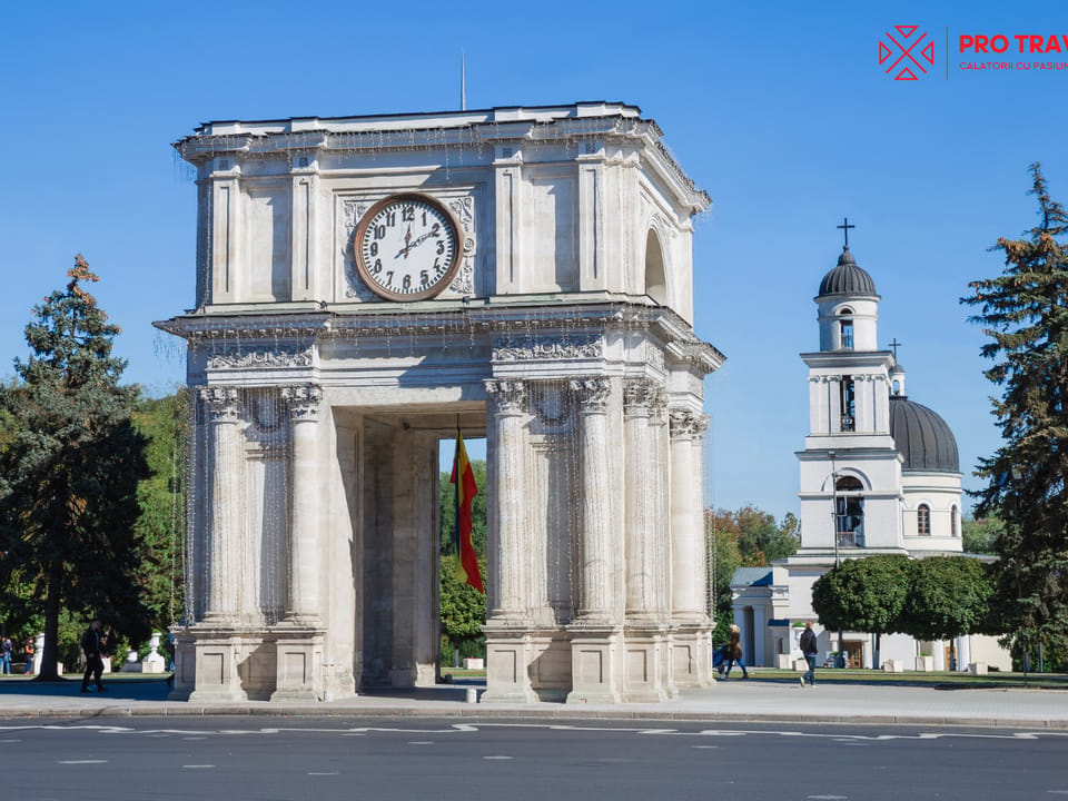 Arcul de Triumf și Catedrala Nașterea Domnului din Chișinău