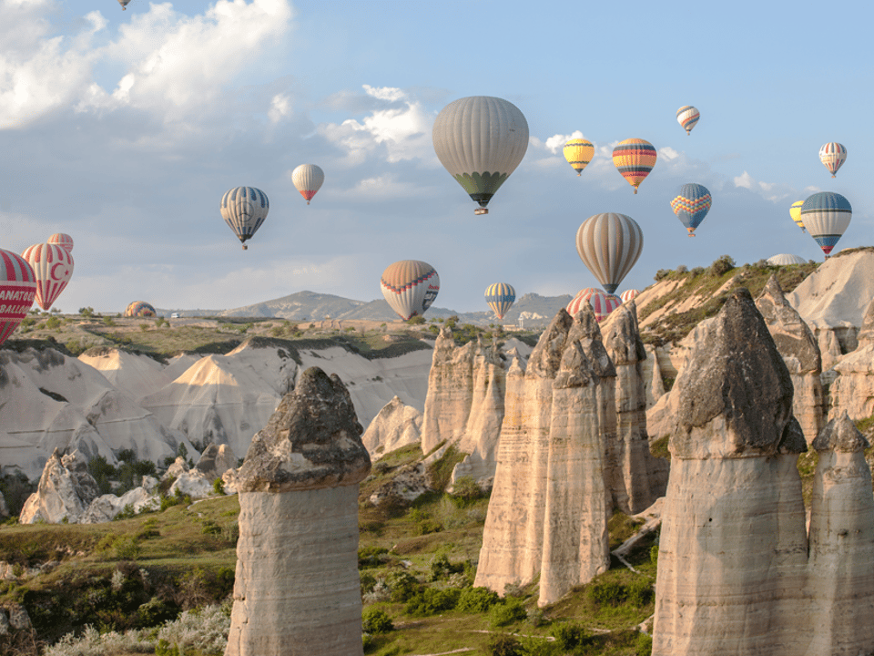 Baloane cu aer cald deasupra coșurilor de zâne din Cappadocia