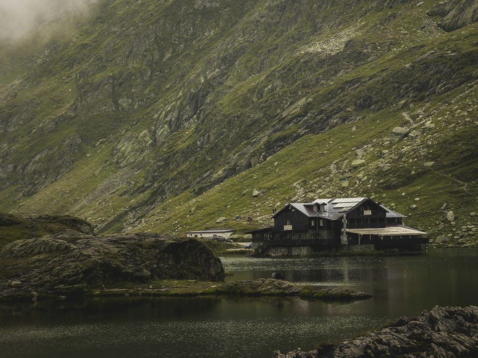 Lacul Bâlea și peisaj montan pe Transfăgărășan