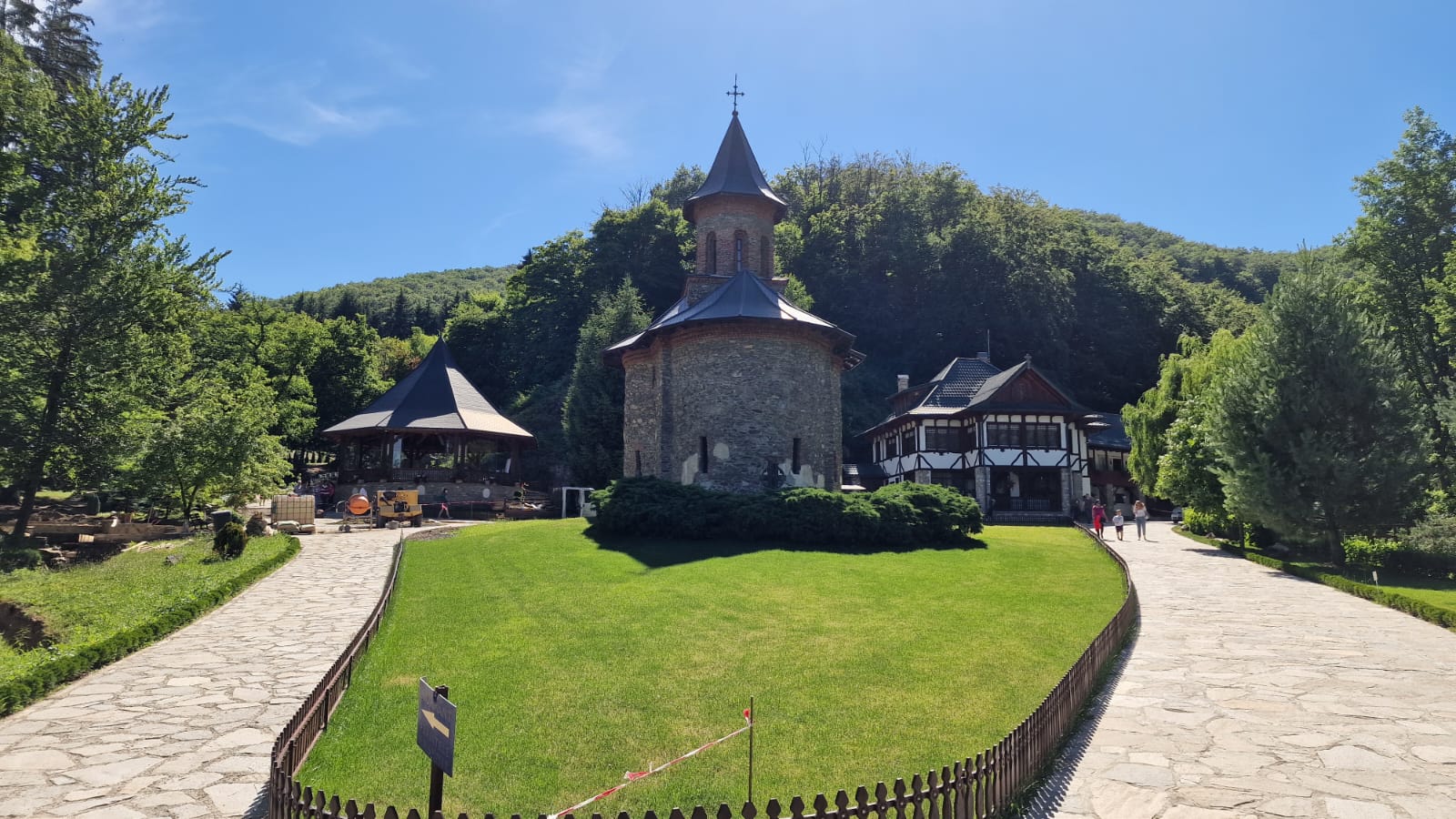 Pelerinaj la Prislop: Mormântul Sfântului Arsenie Boca, loc al minunilor